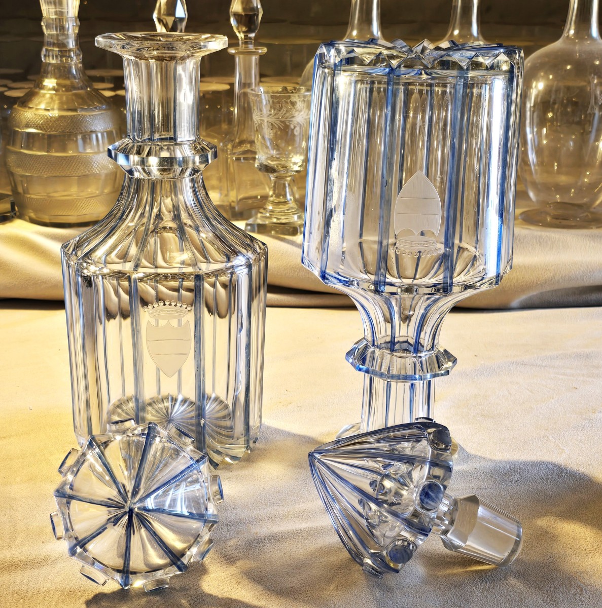 Coppia di antiche bottiglie decanter in cristallo con corona incisa, epoca vittoriana-photo-3