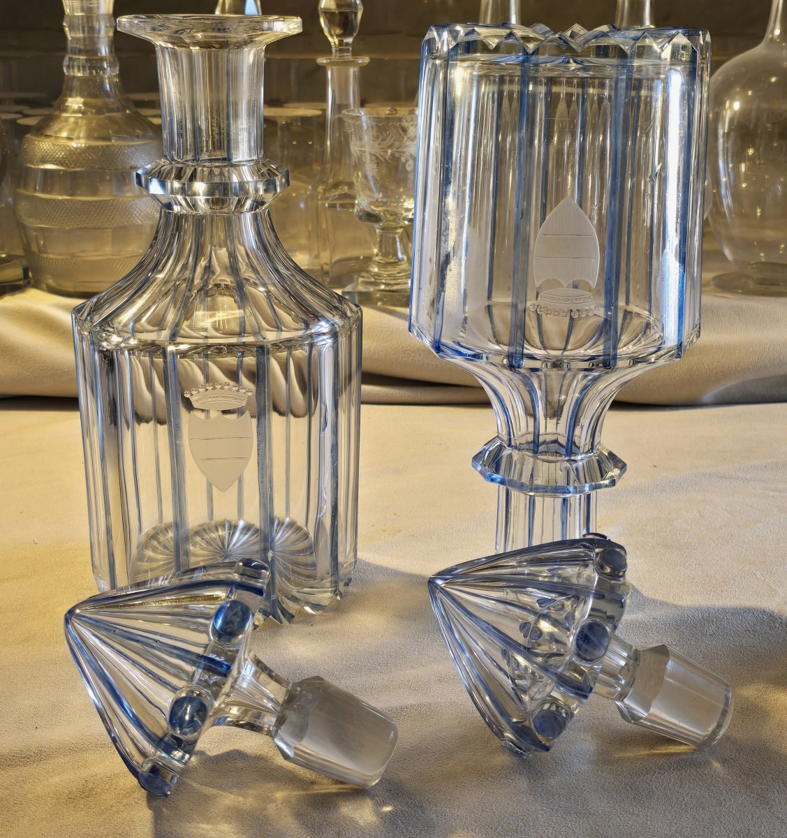 Coppia di antiche bottiglie decanter in cristallo con corona incisa, epoca vittoriana-photo-4