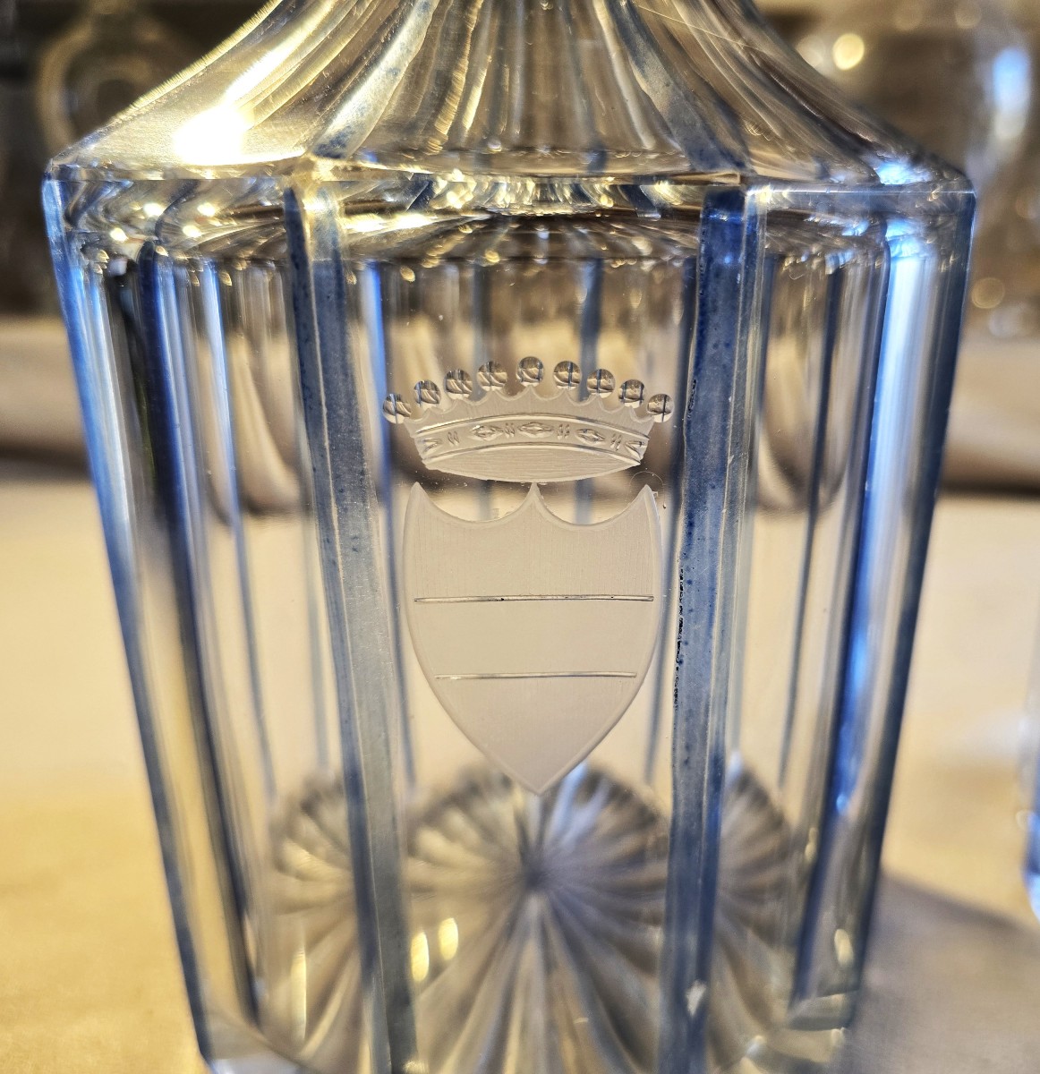 Coppia di antiche bottiglie decanter in cristallo con corona incisa, epoca vittoriana-photo-2