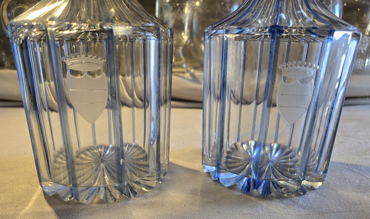 Coppia di antiche bottiglie decanter in cristallo con corona incisa, epoca vittoriana