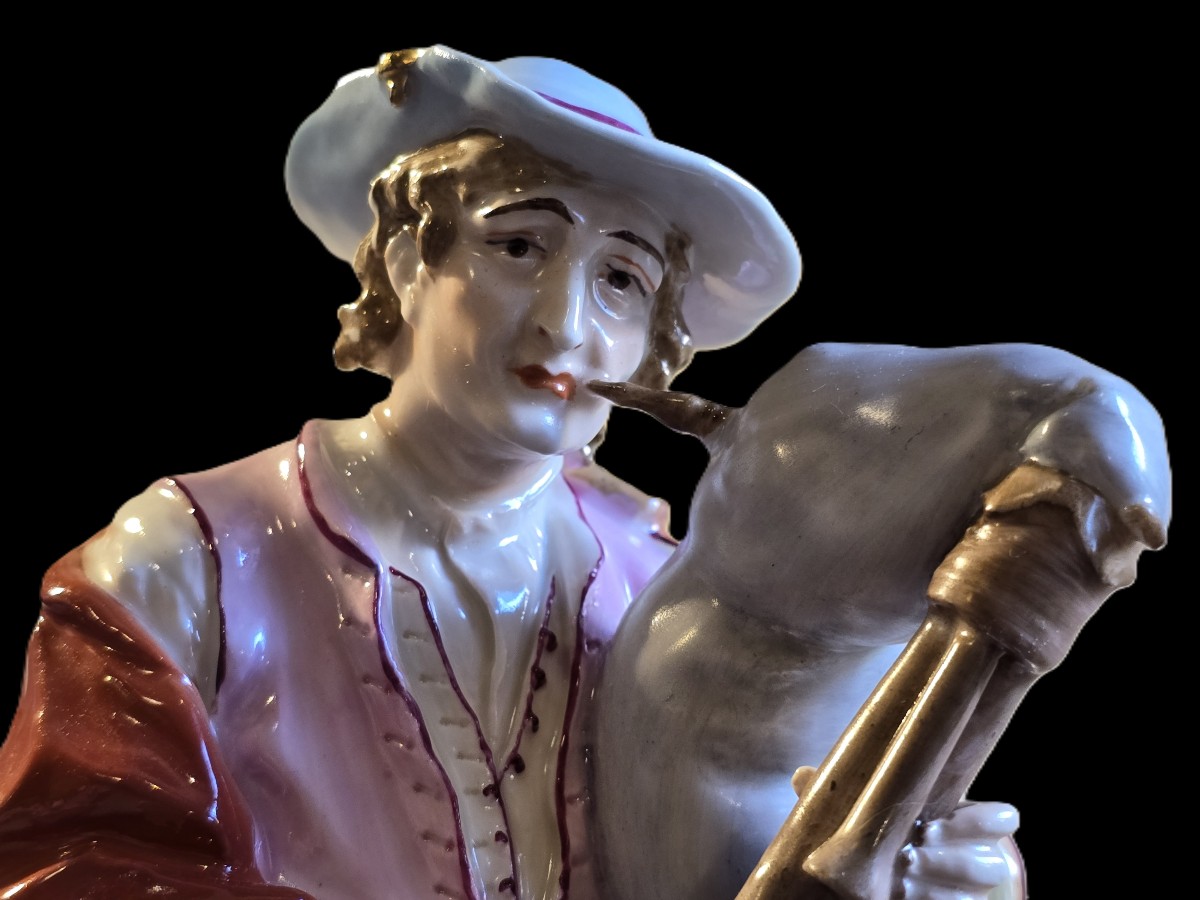 Gruppo in porcellana di Capodimonte raffigurante un suonatore di cornamusa e le sue marionette-photo-2
