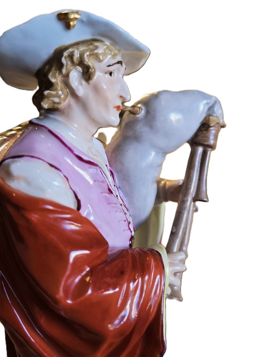 Gruppo in porcellana di Capodimonte raffigurante un suonatore di cornamusa e le sue marionette-photo-4