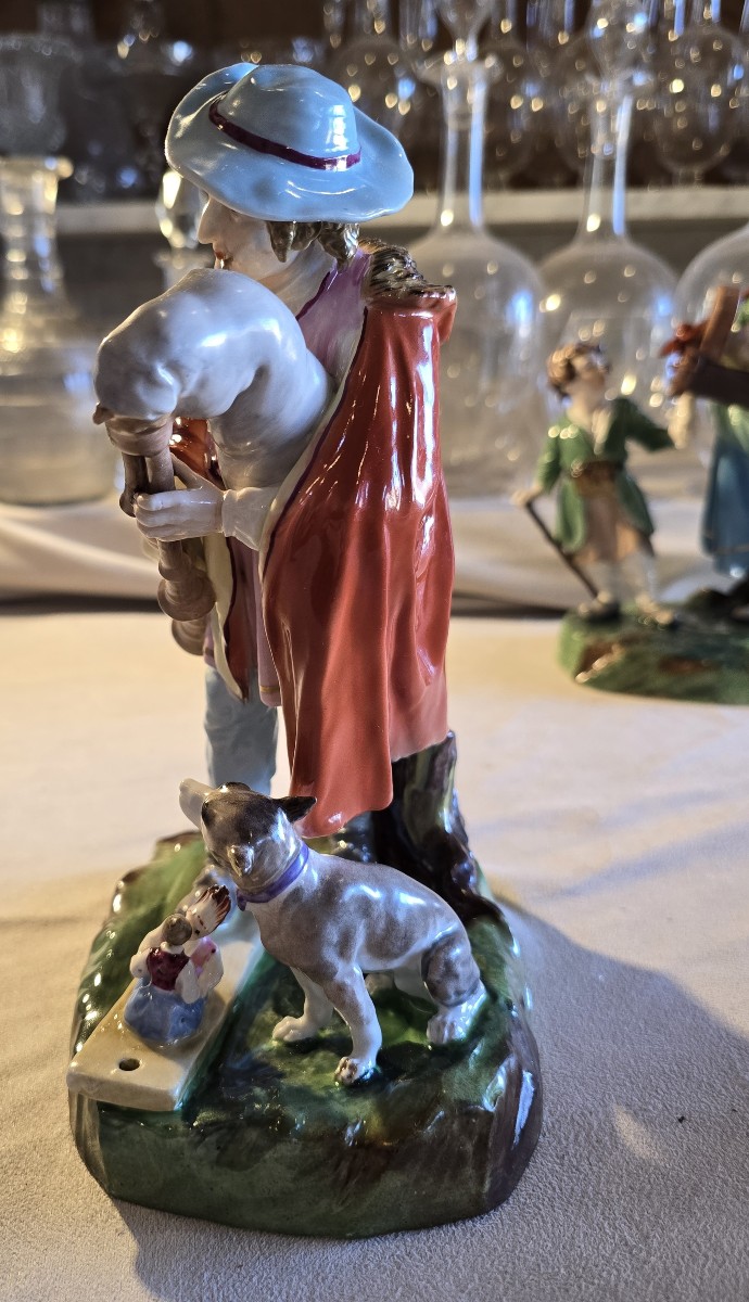 Gruppo in porcellana di Capodimonte raffigurante un suonatore di cornamusa e le sue marionette-photo-2