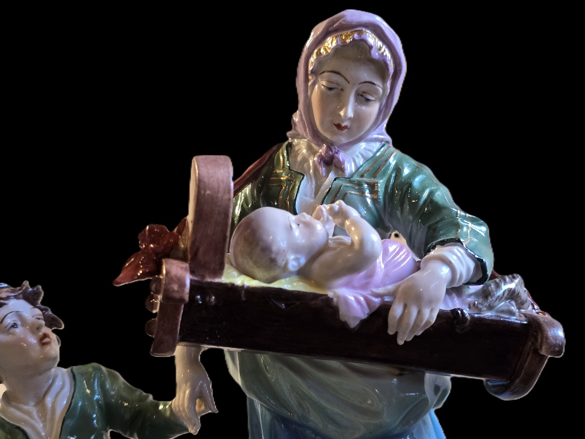 Gruppo in porcellana Capodimonte raffigurante mendicante,  bambino e un neonato nella culLa-photo-2