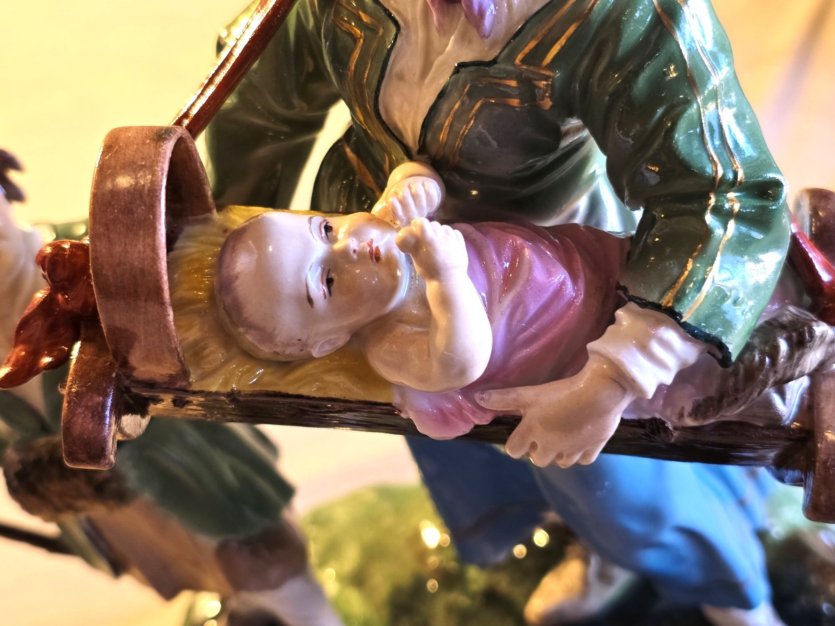 Gruppo in porcellana Capodimonte raffigurante mendicante,  bambino e un neonato nella culLa-photo-3