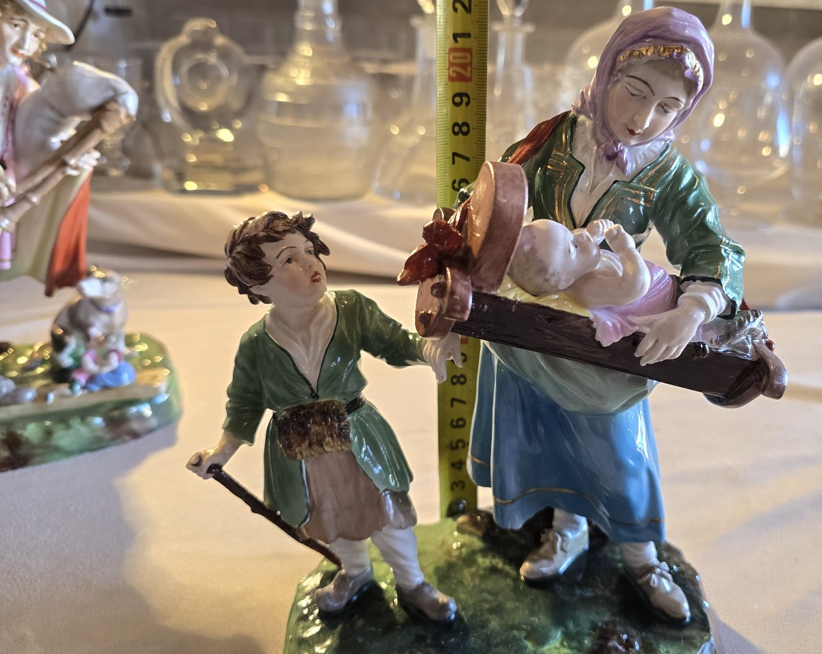 Gruppo in porcellana Capodimonte raffigurante mendicante,  bambino e un neonato nella culLa-photo-7