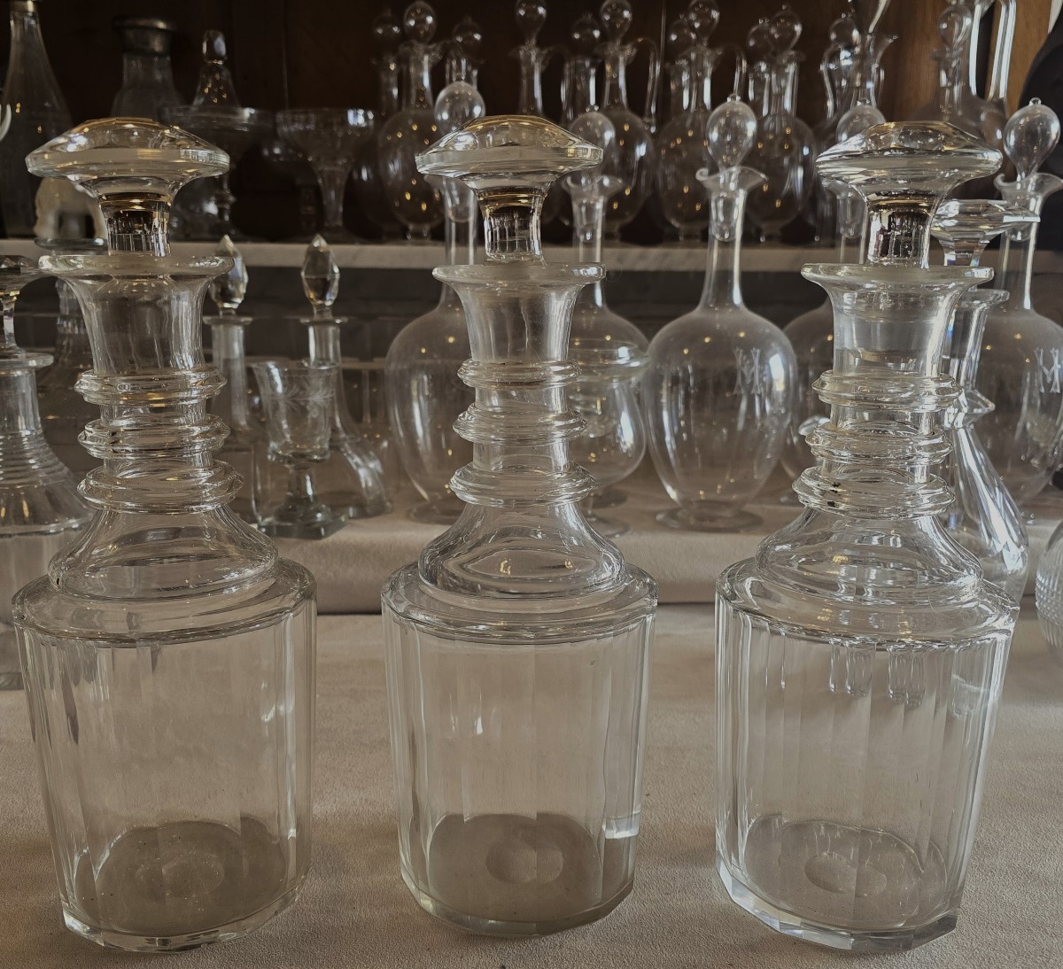 Lotto di tre bottiglie decanter n.2,n.3,n.4 in cristallo molato- inizio XX secolo.