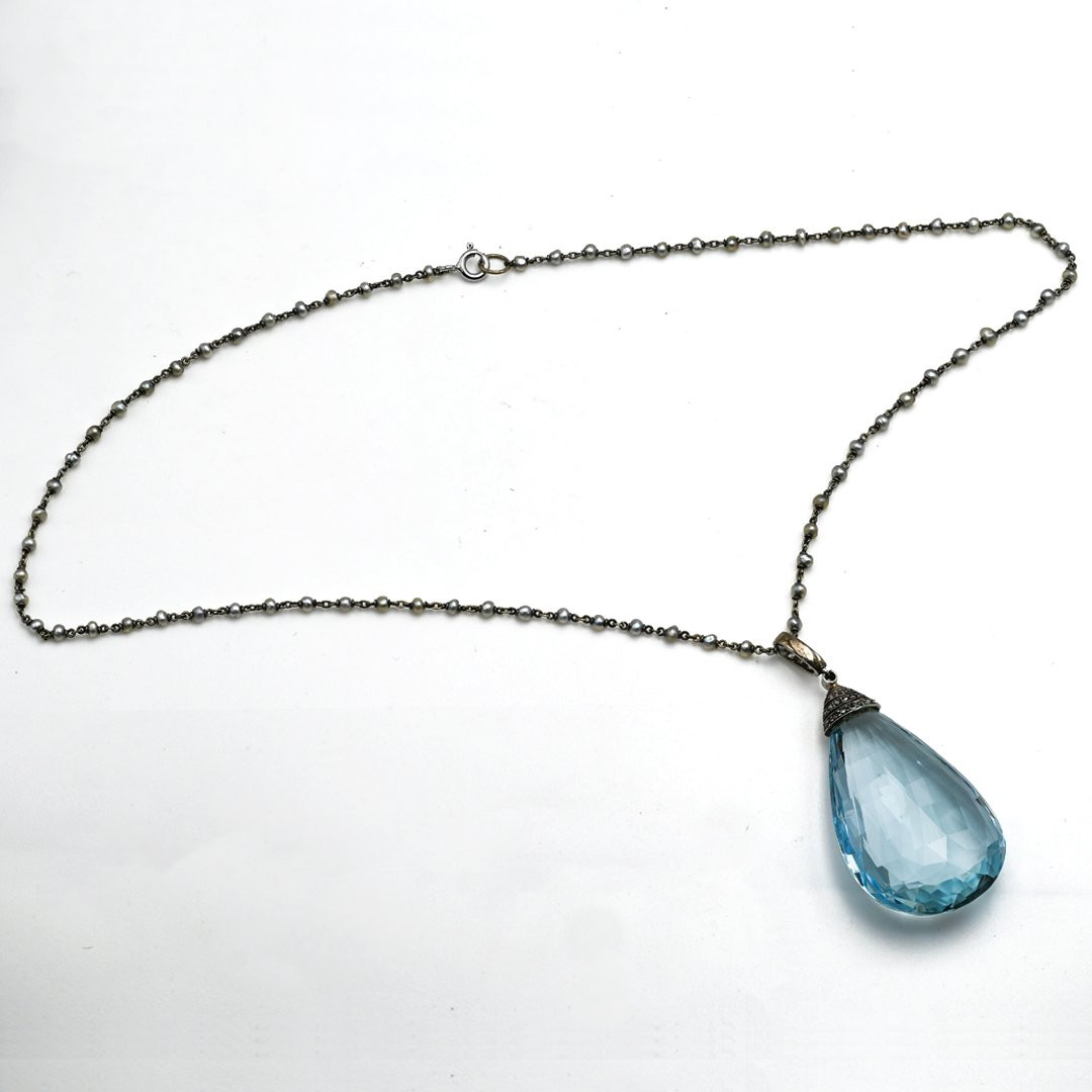 Importante acquamarina di 70 carati montata come pendente su collana in platino.-photo-2