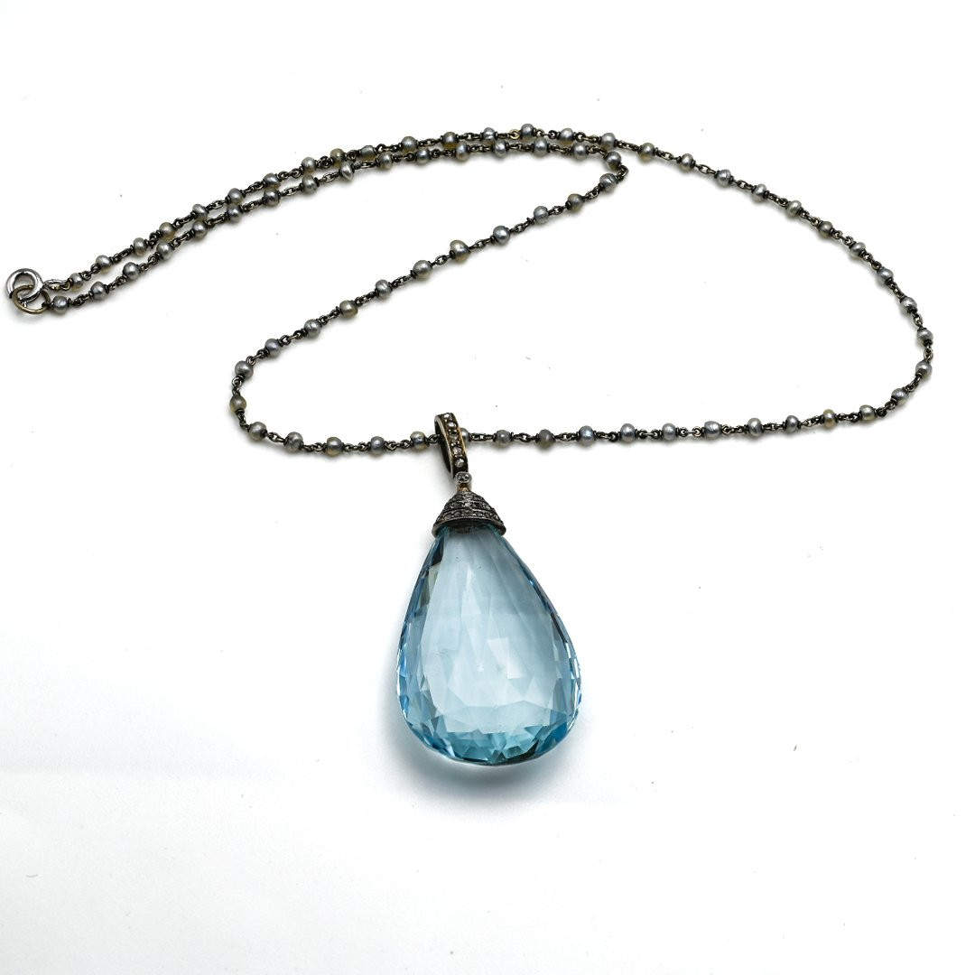 Importante acquamarina di 70 carati montata come pendente su collana in platino.-photo-3