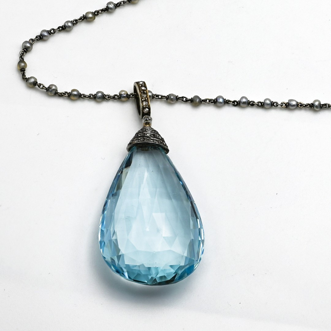 Importante acquamarina di 70 carati montata come pendente su collana in platino.