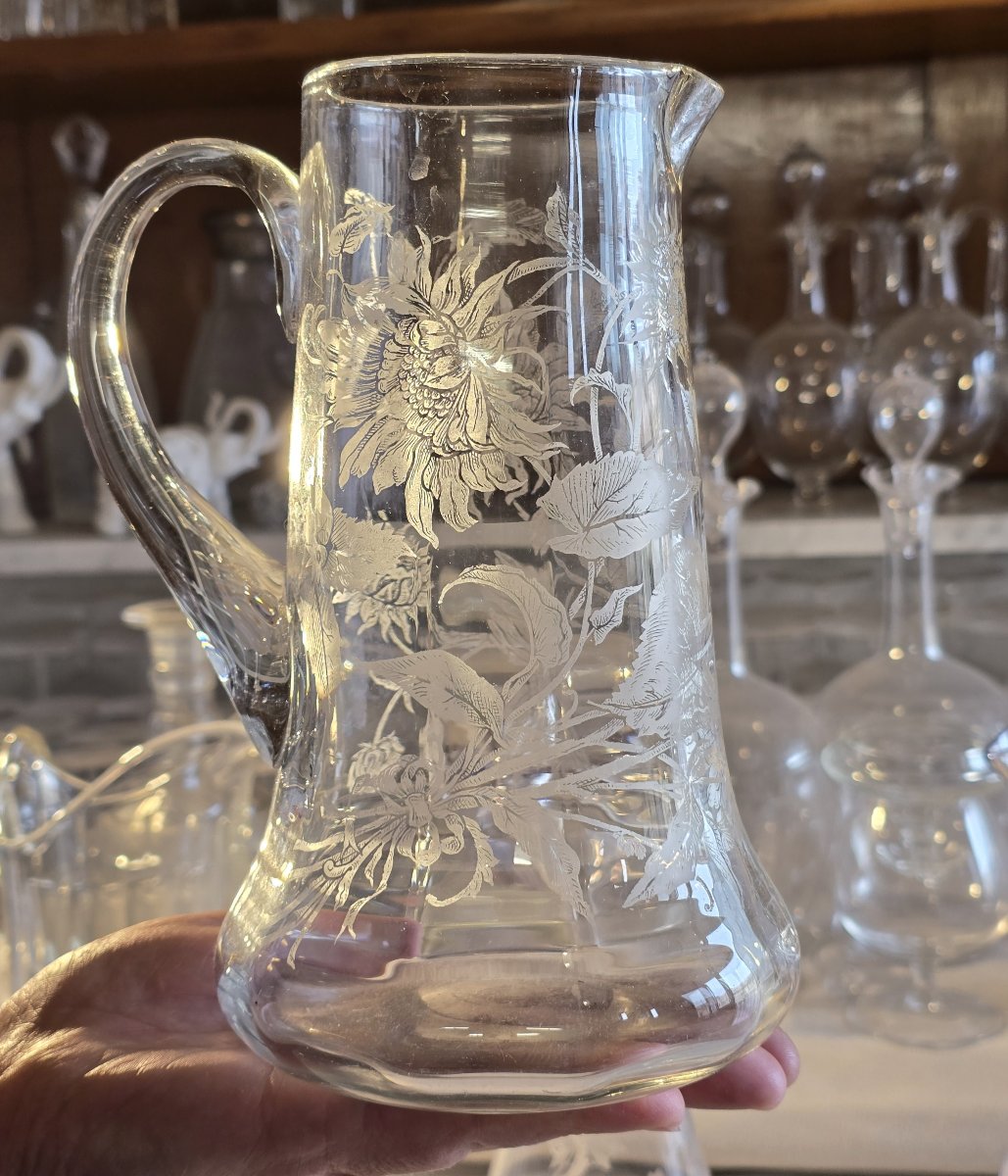 Antica brocca in vetro inciso a motivi di foglie e fiori-photo-2