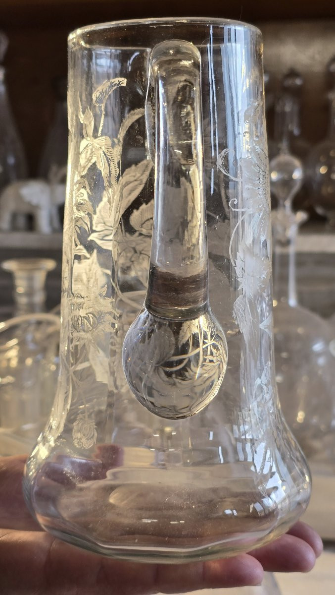 Antica brocca in vetro inciso a motivi di foglie e fiori-photo-3