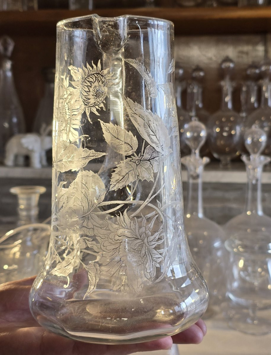 Antica brocca in vetro inciso a motivi di foglie e fiori-photo-1