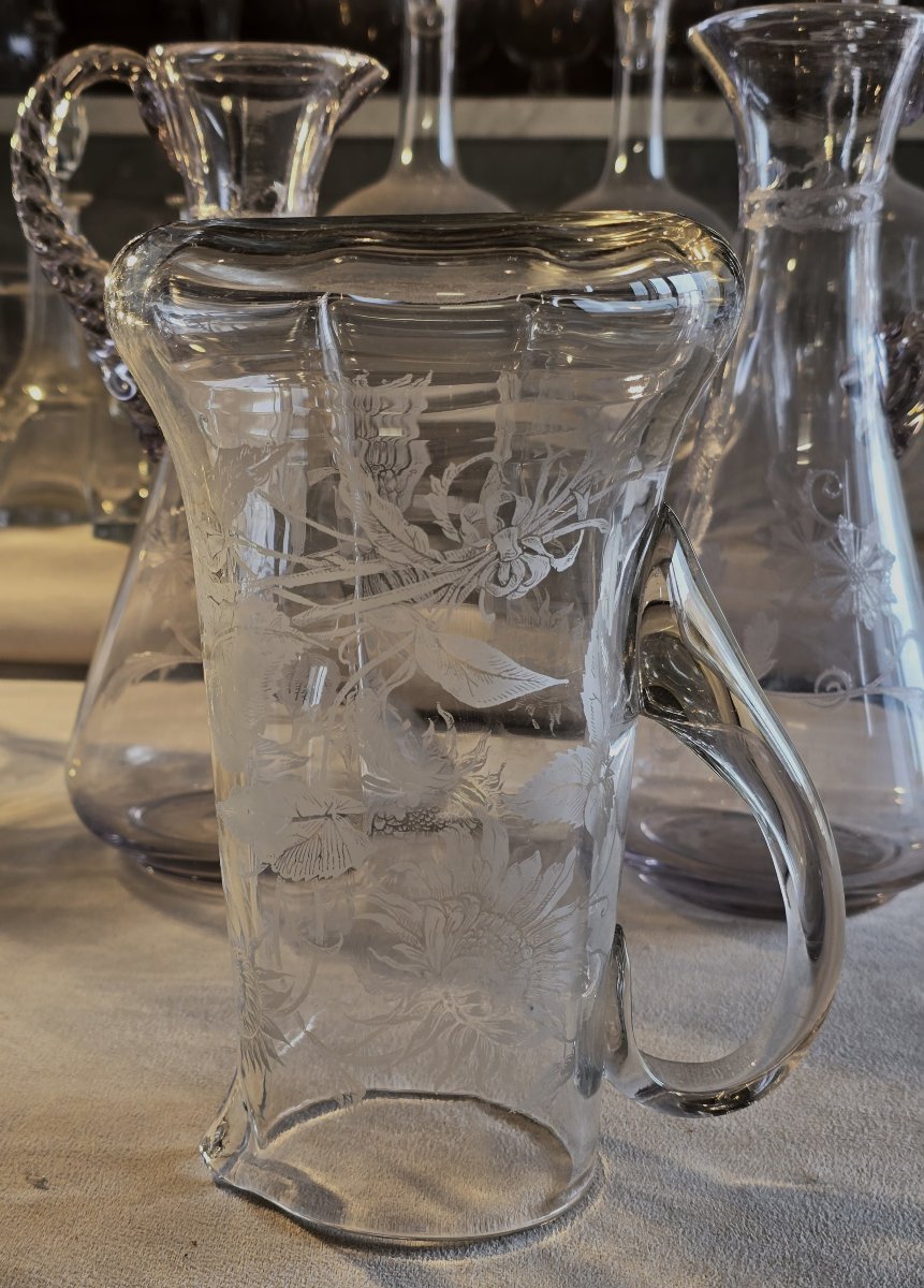 Antica brocca in vetro inciso a motivi di foglie e fiori-photo-2