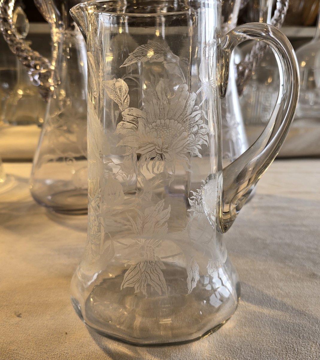 Antica brocca in vetro inciso a motivi di foglie e fiori-photo-3