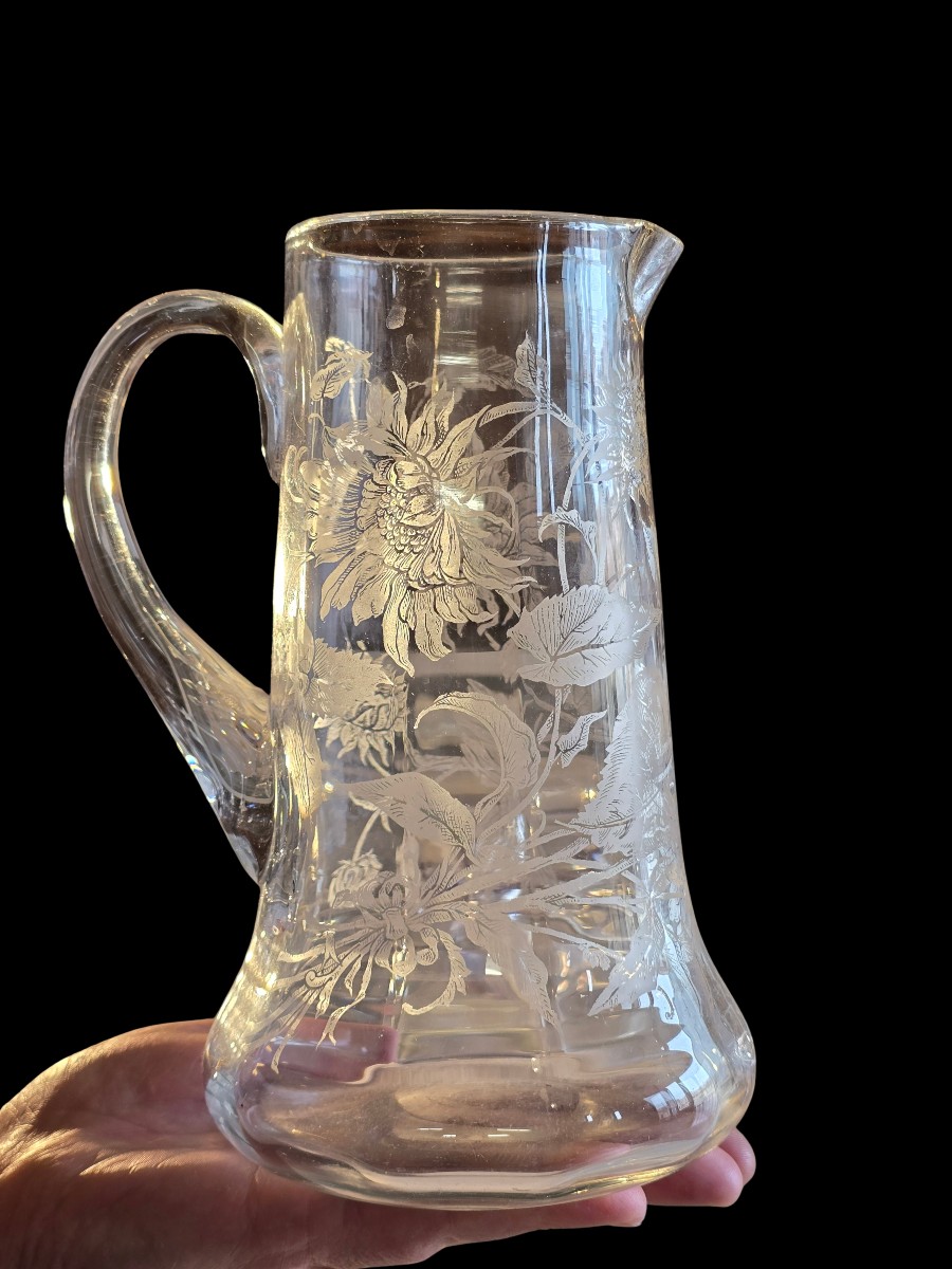 Antica brocca in vetro inciso a motivi di foglie e fiori