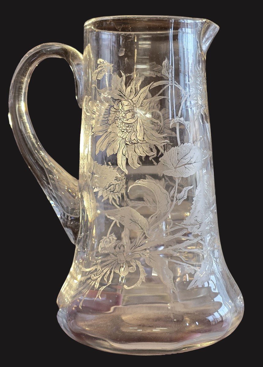 Antica brocca in vetro inciso a motivi di foglie e fiori