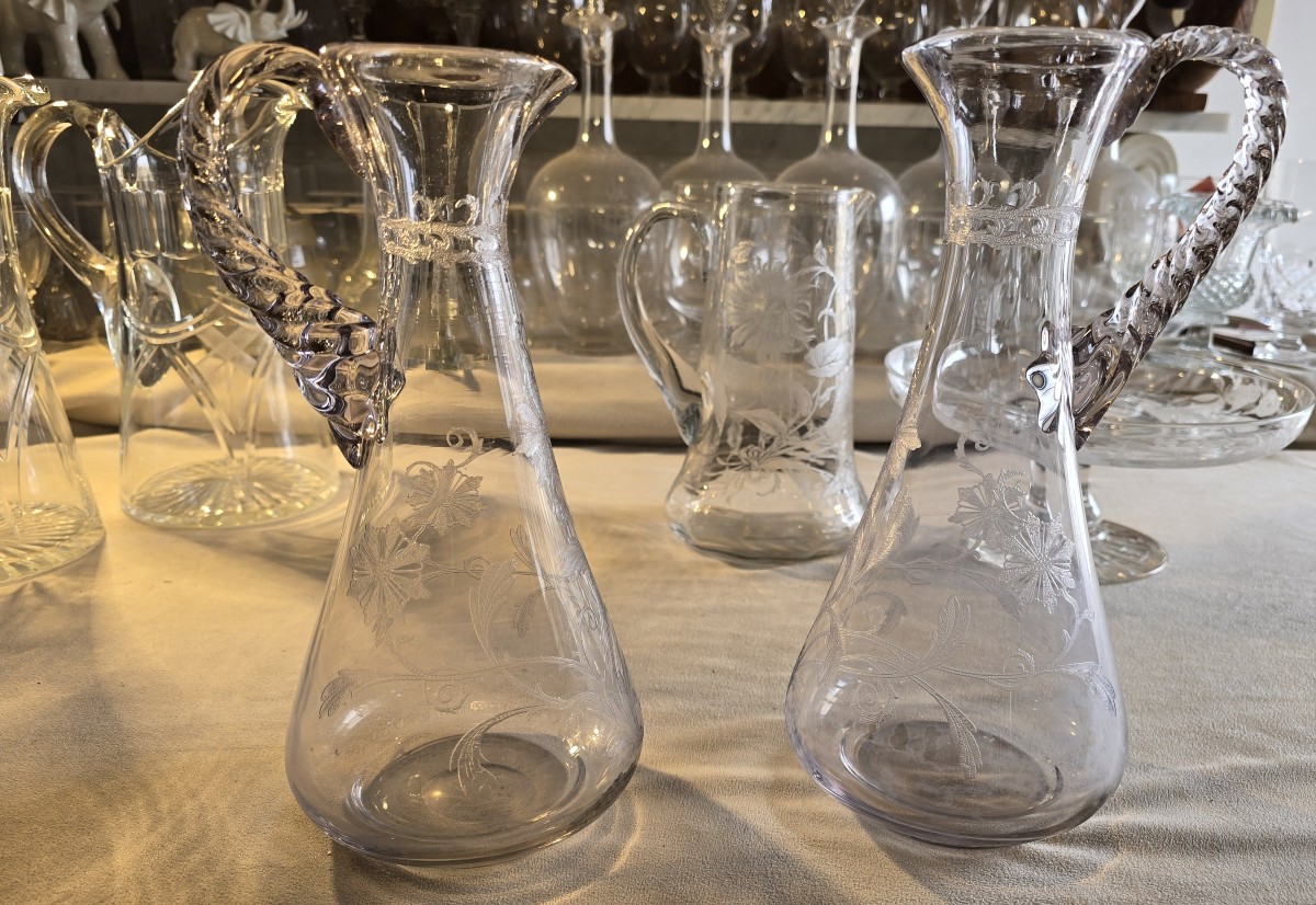 Coppia di antiche brocche in vetro soffiato e inciso