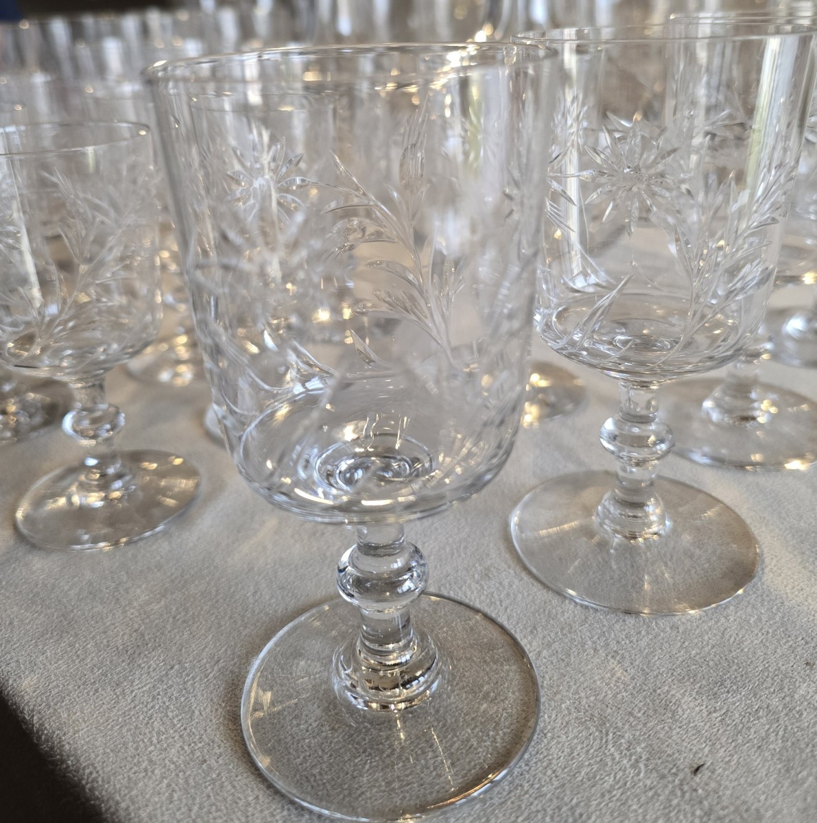 Lotto di quattro bicchieri da vino, h 11,8 cm, Baccarat, decoro  a margherite, fine XIX sec-photo-2