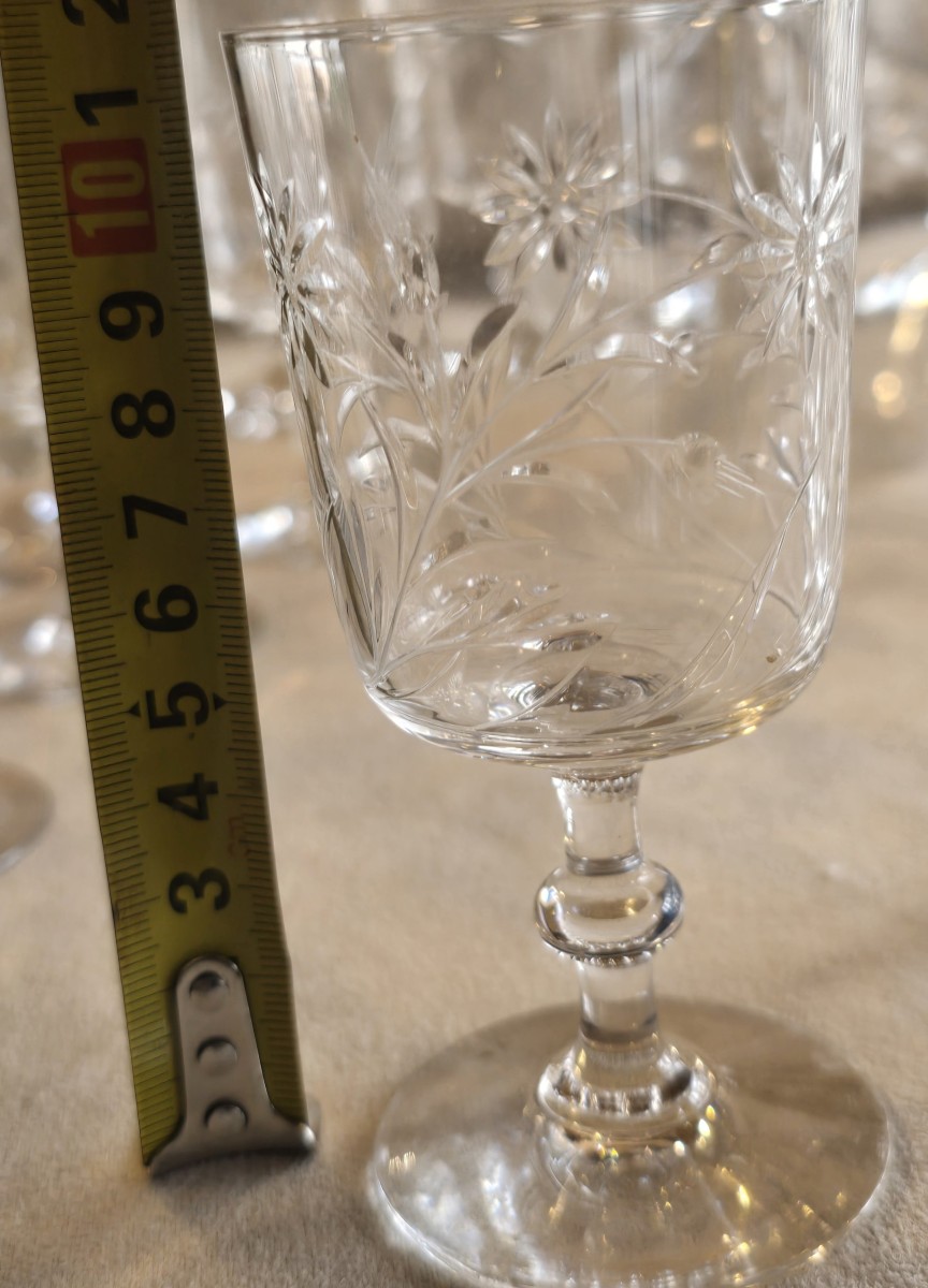 Lotto di quattro bicchieri da vino, h 11,8 cm, Baccarat, decoro  a margherite, fine XIX sec-photo-2