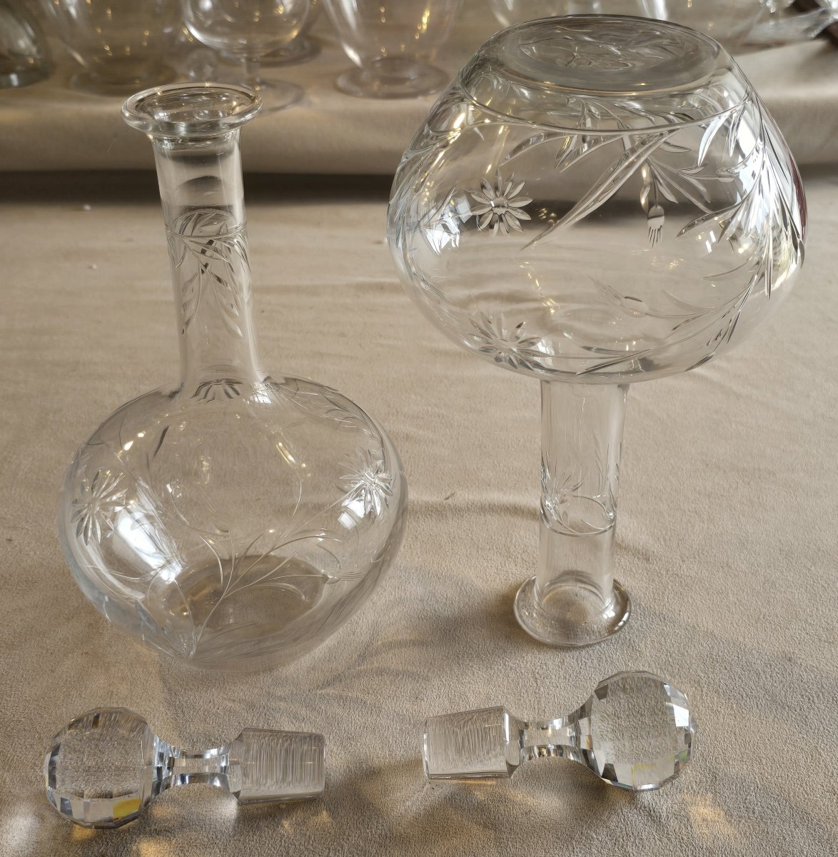 Lotto di due antiche bottiglie in cristallo Baccarat con decoro di margherite, fine '800-photo-2