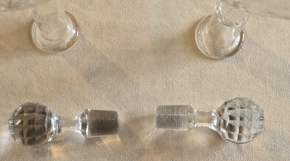 Lotto di due antiche bottiglie in cristallo Baccarat con decoro di margherite, fine '800-photo-3