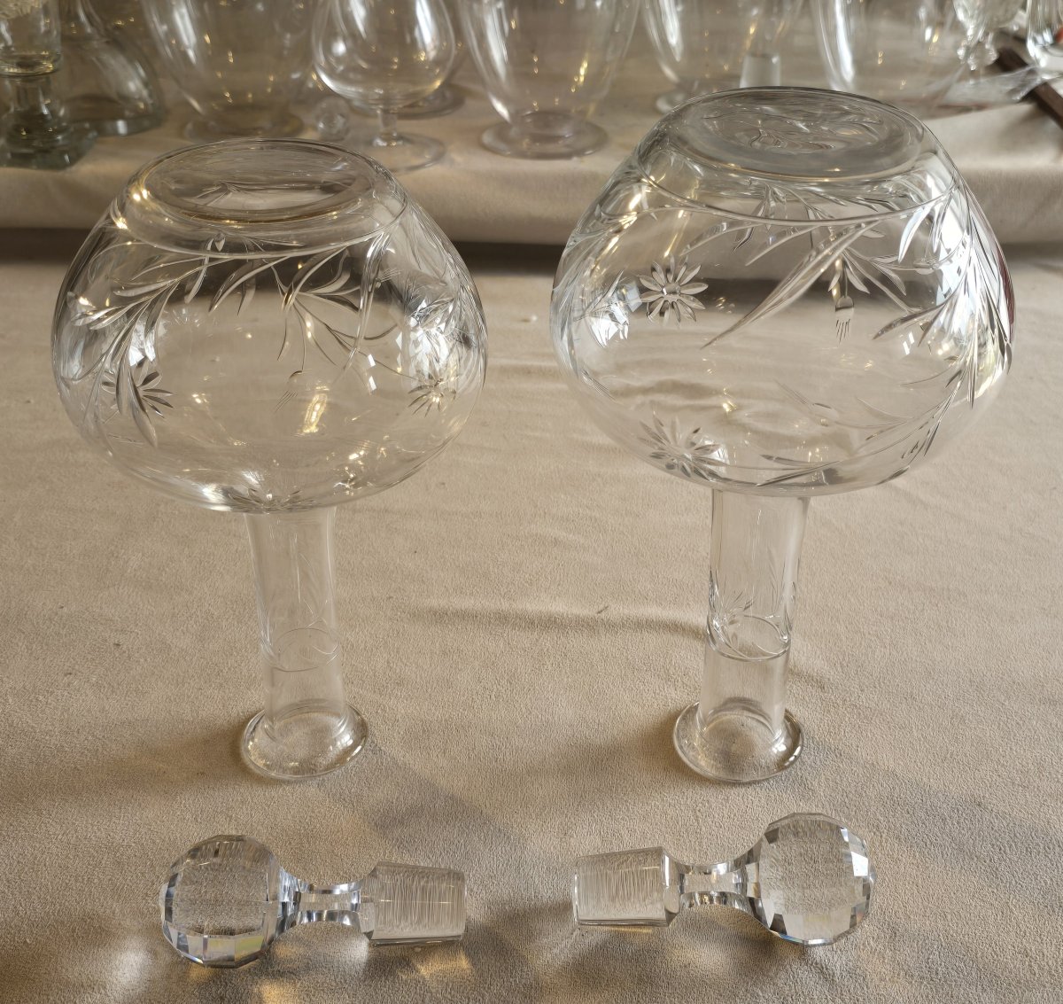 Lotto di due antiche bottiglie in cristallo Baccarat con decoro di margherite, fine '800-photo-1