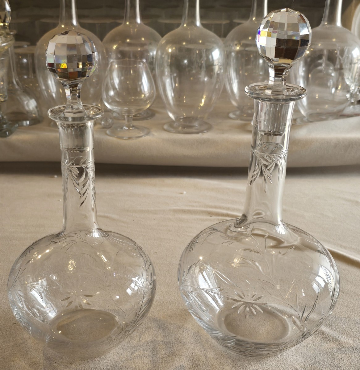 Lotto di due antiche bottiglie in cristallo Baccarat con decoro di margherite, fine '800