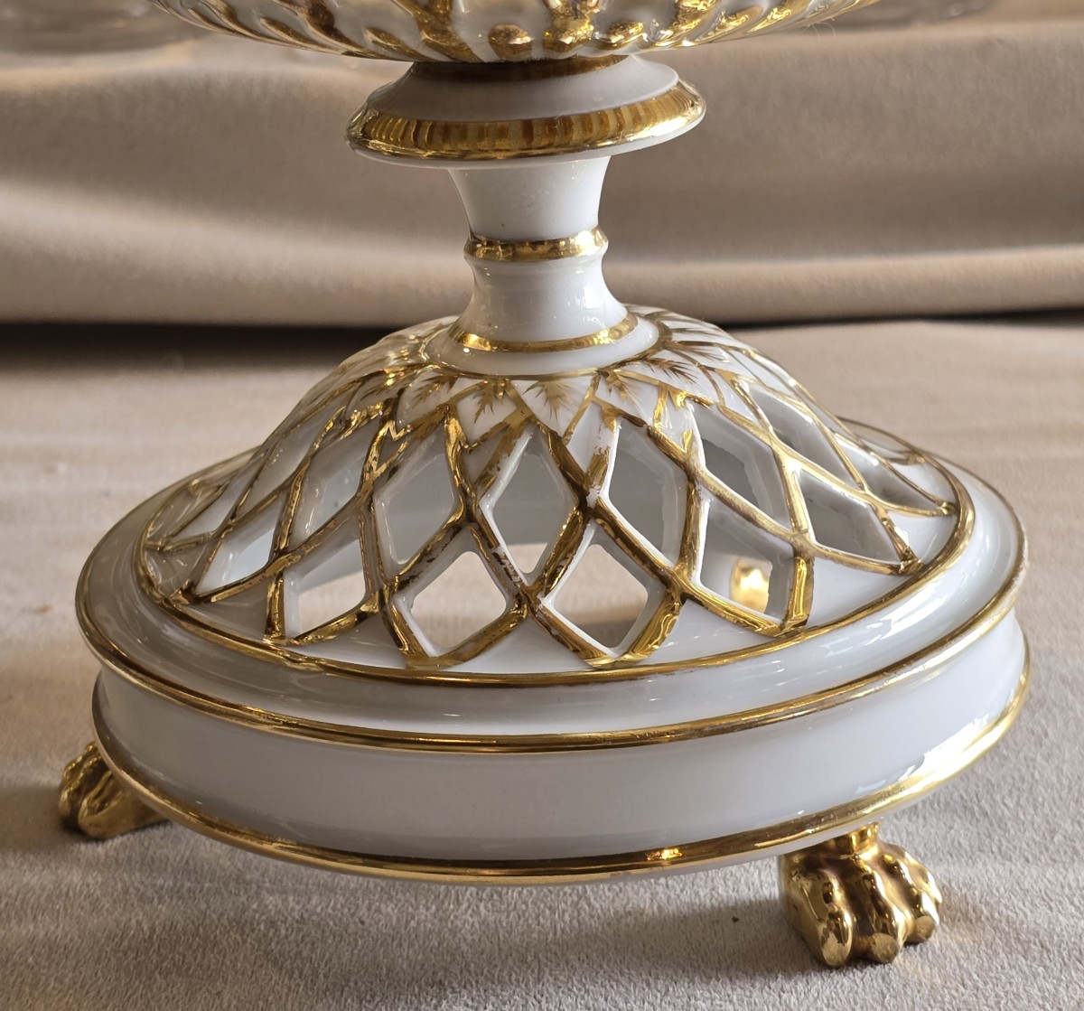 Coppia di alzate '800 in porcellana  di Parigi traforata con stemma di marchese -photo-4