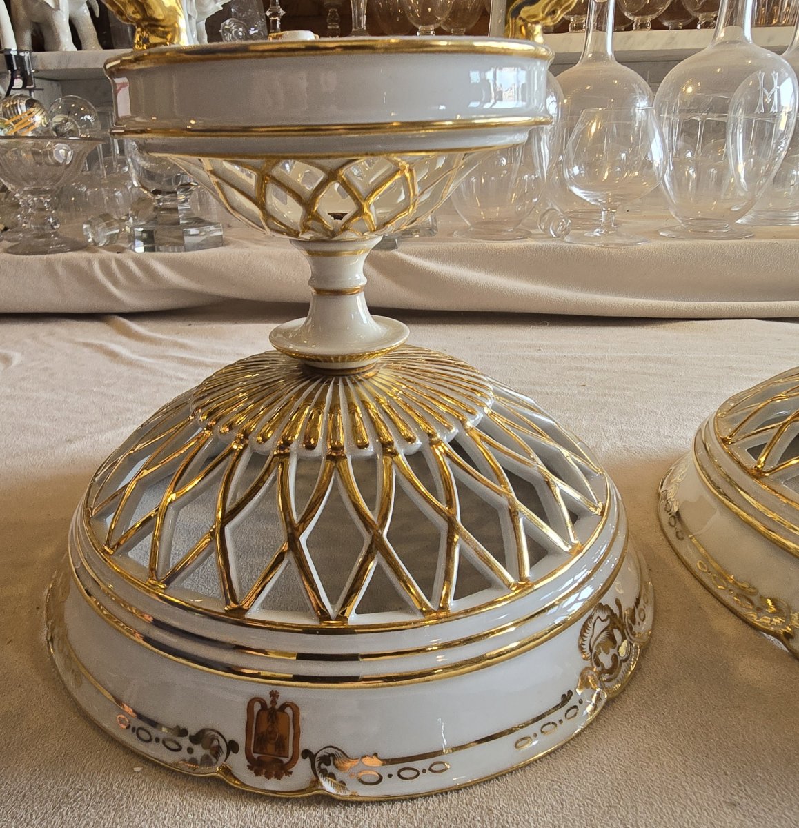 Coppia di alzate '800 in porcellana  di Parigi traforata con stemma di marchese -photo-3