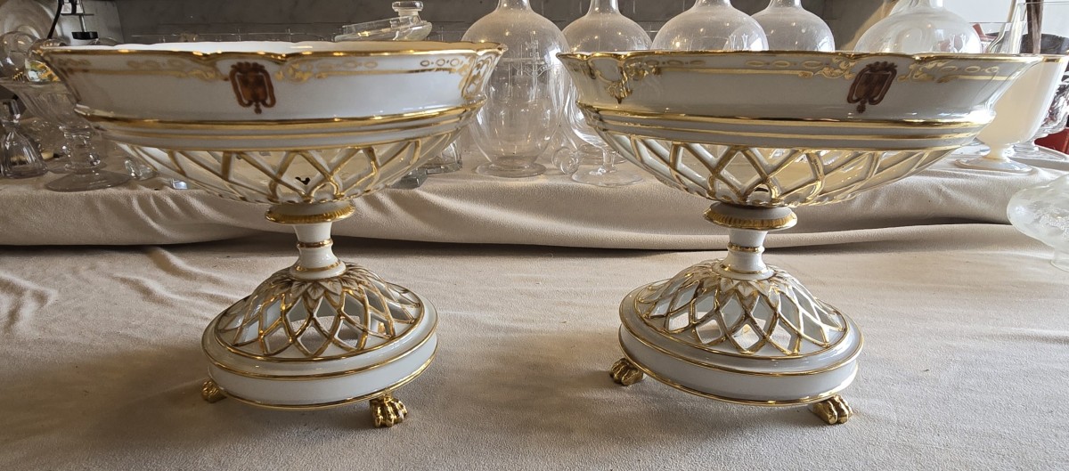 Coppia di alzate '800 in porcellana  di Parigi traforata con stemma di marchese 