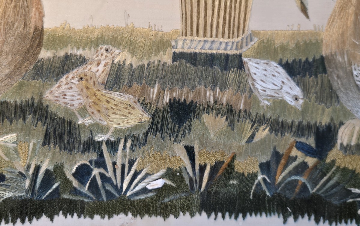 Antico ricamo in fili di seta, inizi XIX secolo, vaso di fiori con pulcini e galline.-photo-1