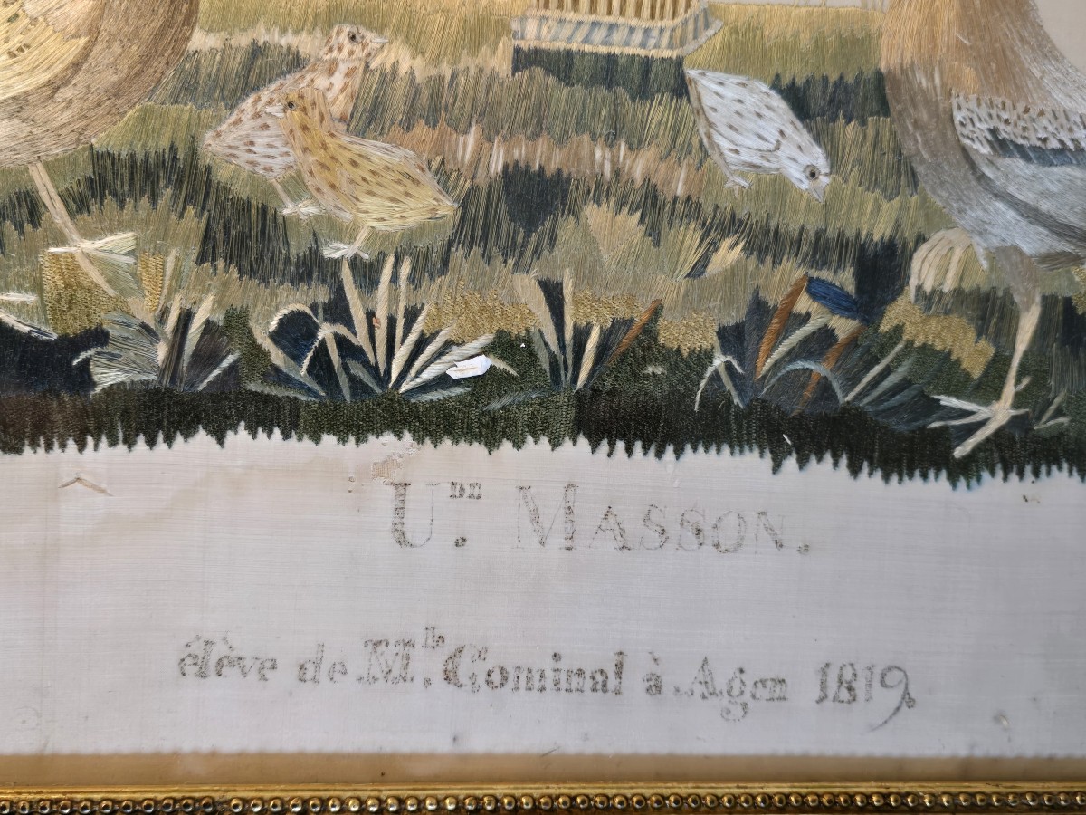 Antico ricamo in fili di seta, inizi XIX secolo, vaso di fiori con pulcini e galline.-photo-2