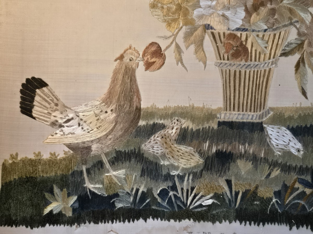 Antico ricamo in fili di seta, inizi XIX secolo, vaso di fiori con pulcini e galline.-photo-3