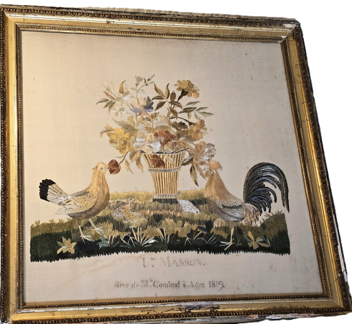 Antico ricamo in fili di seta, inizi XIX secolo, vaso di fiori con pulcini e galline.