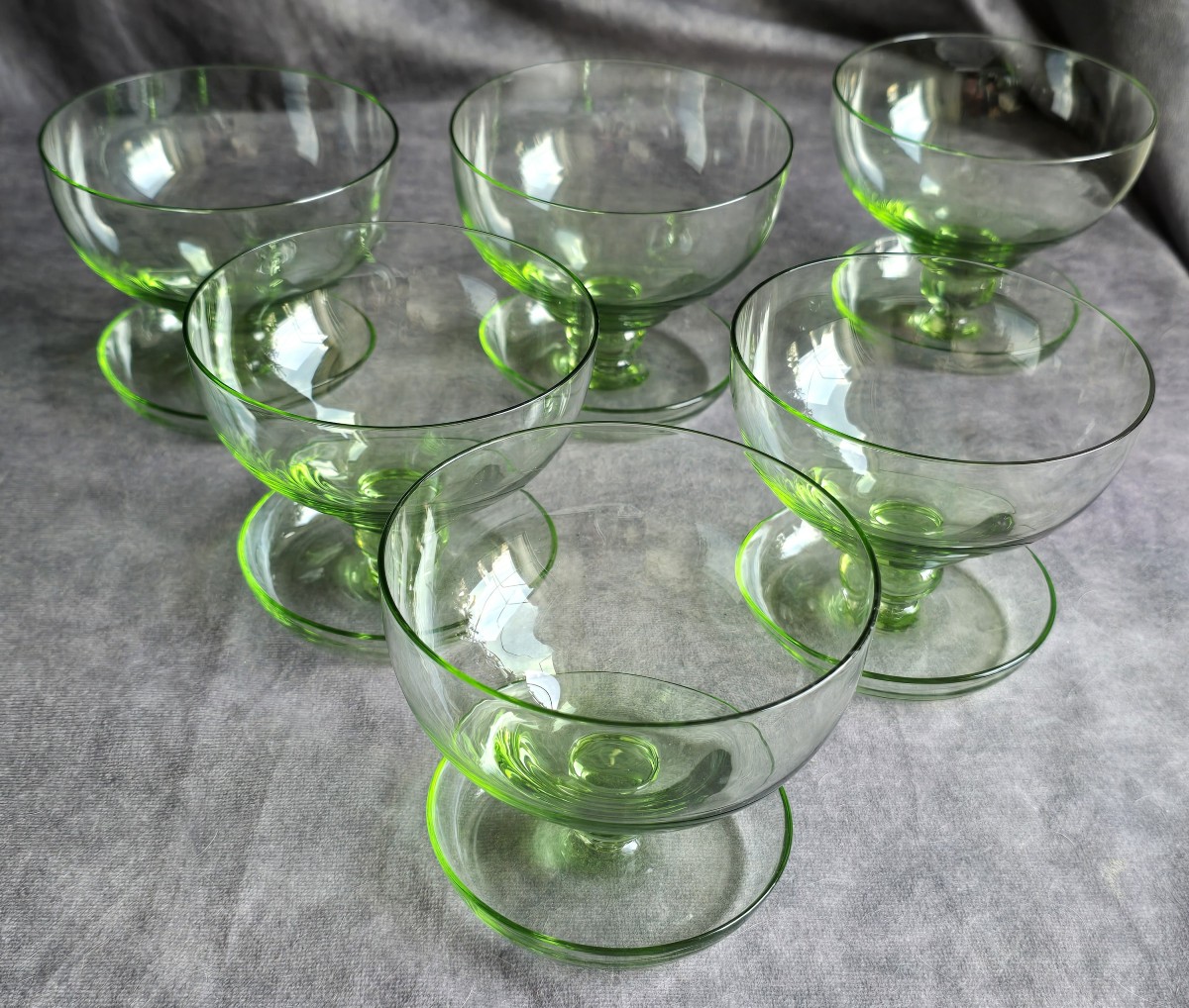 Insieme di 6 antiche coppe da dessert in vetro verde-photo-2