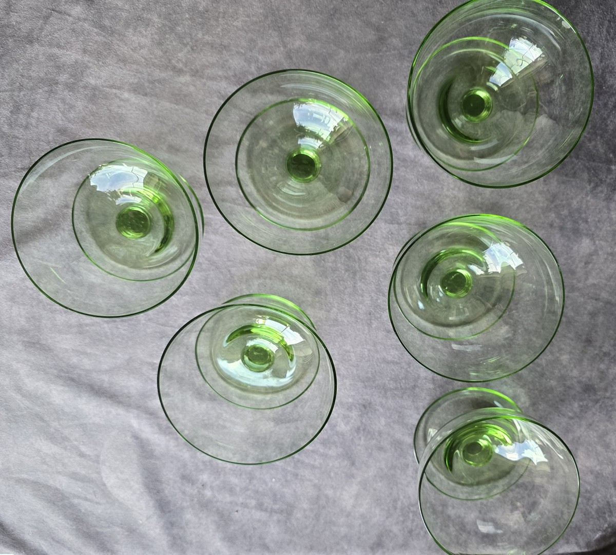 Insieme di 6 antiche coppe da dessert in vetro verde-photo-4