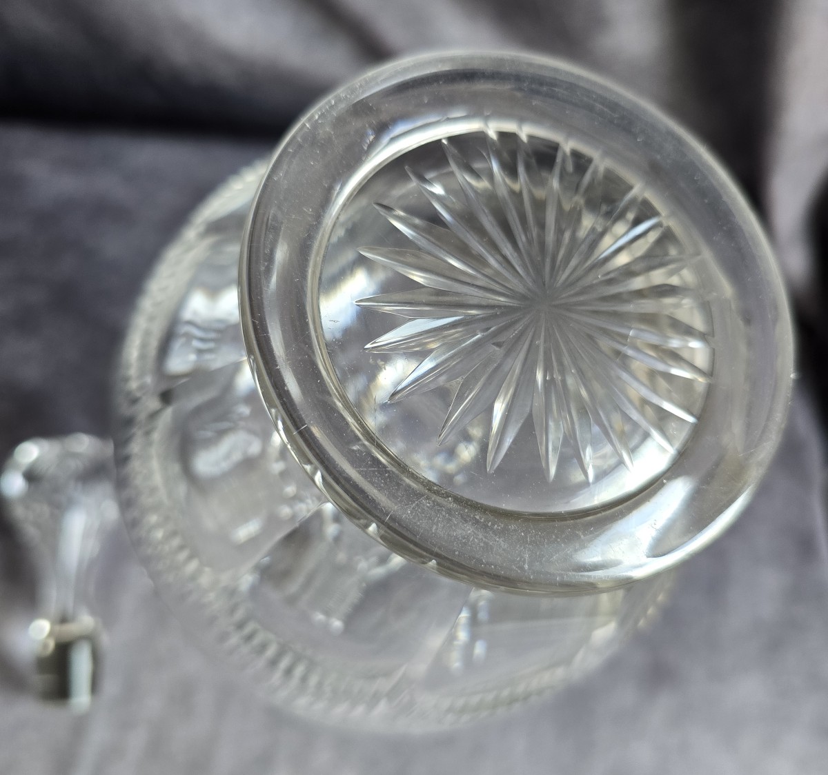 Antica bottiglia in cristallo molato con inciso  monogramma MB, fine XIX secolo-photo-1