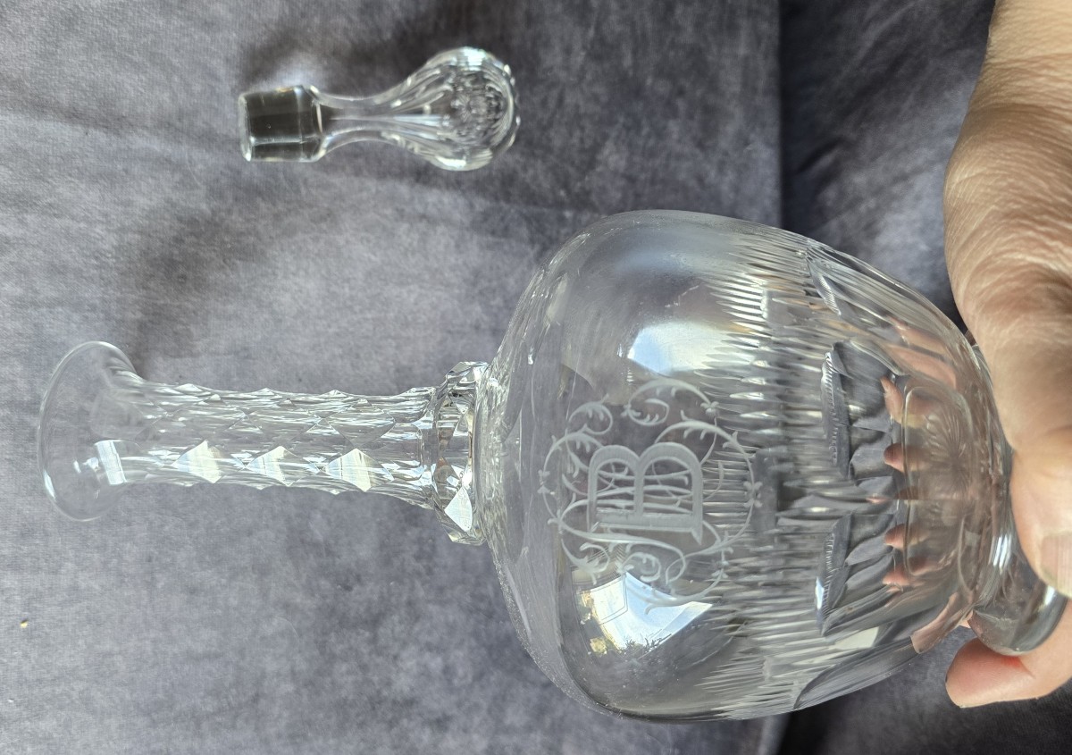 Antica bottiglia in cristallo molato con inciso  monogramma MB, fine XIX secolo-photo-2