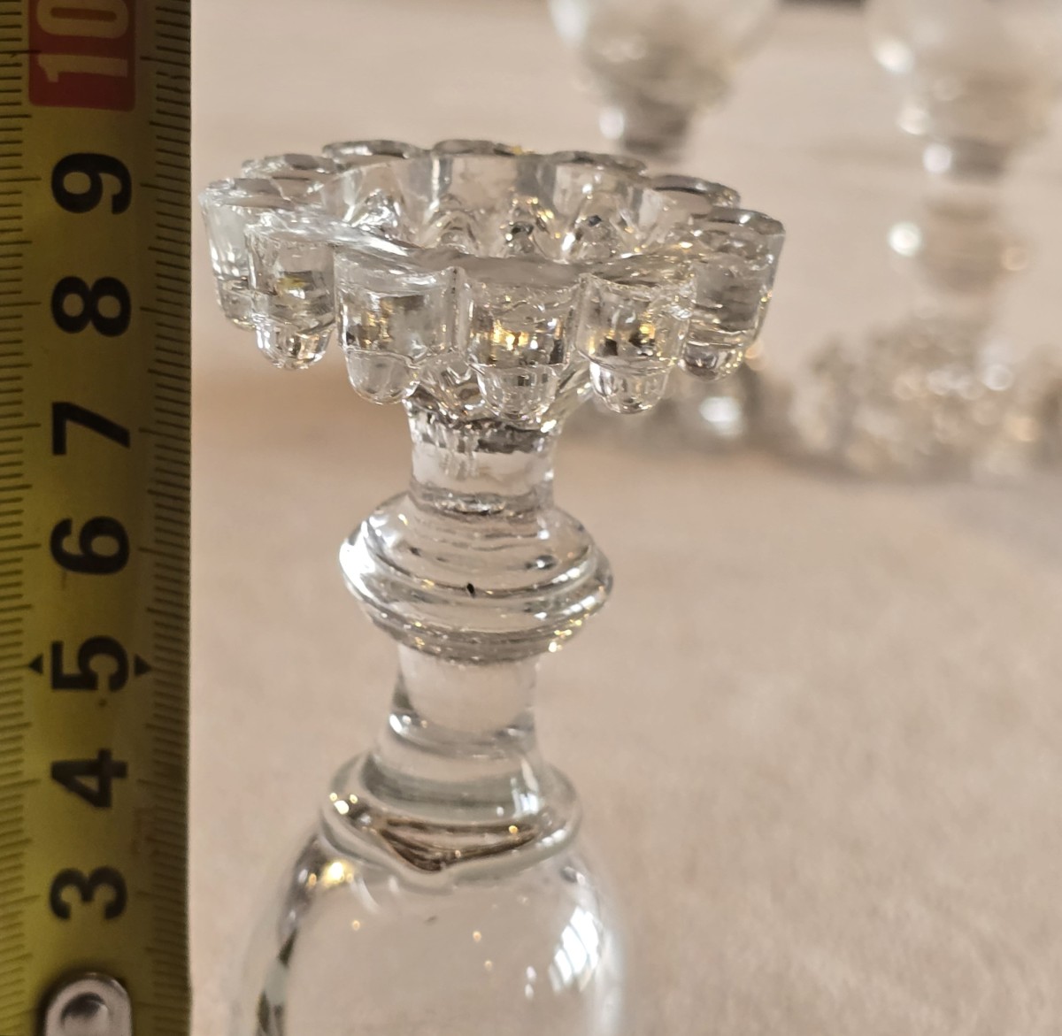 Insieme di 6 antichi bicchierini da liquore del XIX secolo in vetro stampato e inciso-photo-3