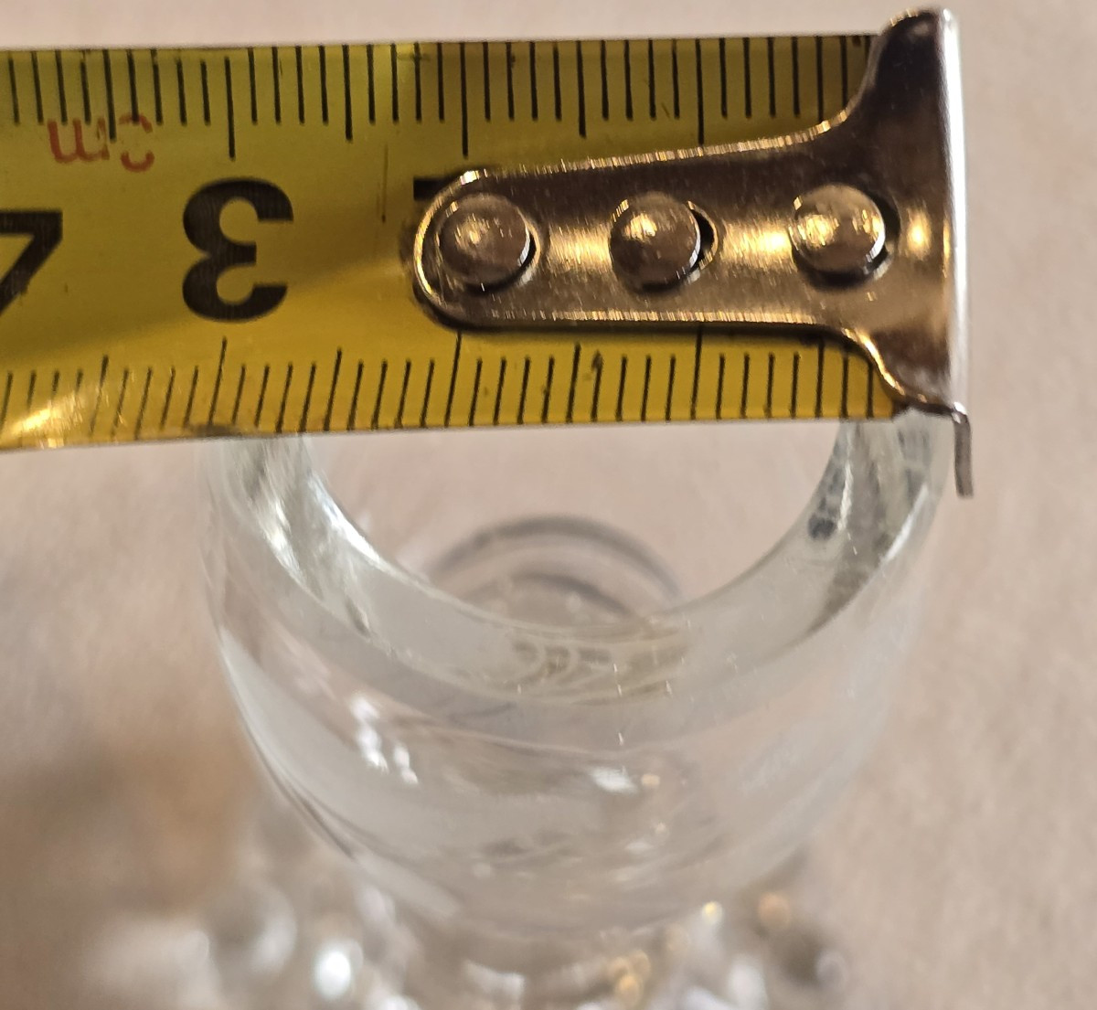 Insieme di 6 antichi bicchierini da liquore del XIX secolo in vetro stampato e inciso-photo-5