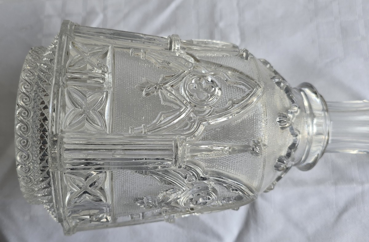 Antica bottiglia in vetro stampato di stile neogotico-photo-1