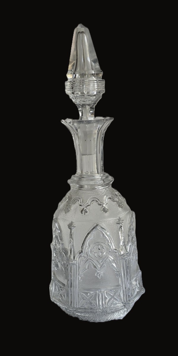 Antica bottiglia in vetro stampato di stile neogotico