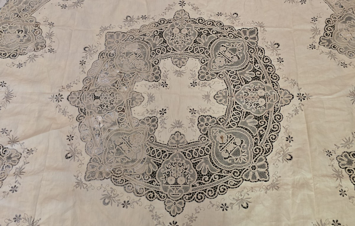 Tovaglia tonda e 6 tovaglioli degli anni '60 ricamati a mano con inserti a tombolo-photo-3