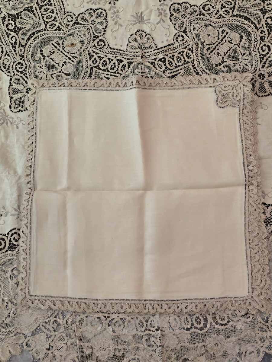 Tovaglia tonda e 6 tovaglioli degli anni '60 ricamati a mano con inserti a tombolo-photo-4