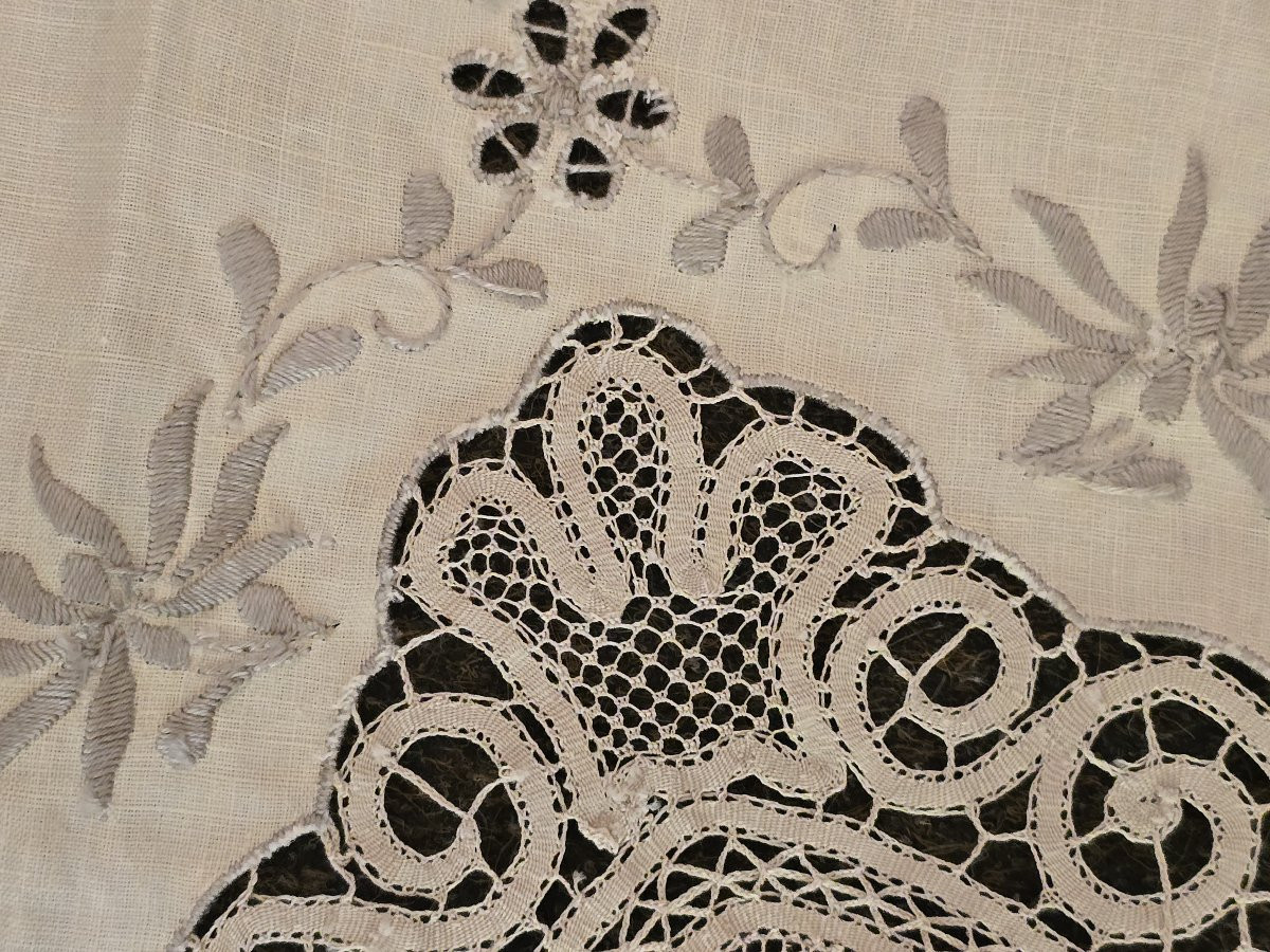 Tovaglia tonda e 6 tovaglioli degli anni '60 ricamati a mano con inserti a tombolo-photo-1