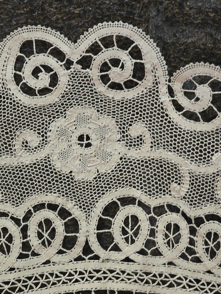 Tovaglia tonda e 6 tovaglioli degli anni '60 ricamati a mano con inserti a tombolo-photo-3