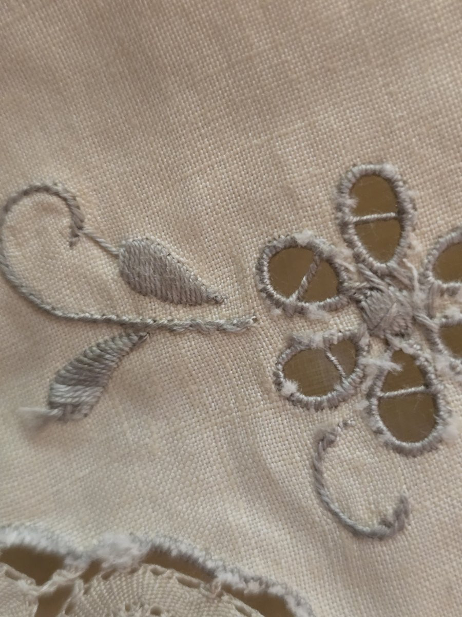 Tovaglia tonda e 6 tovaglioli degli anni '60 ricamati a mano con inserti a tombolo-photo-4