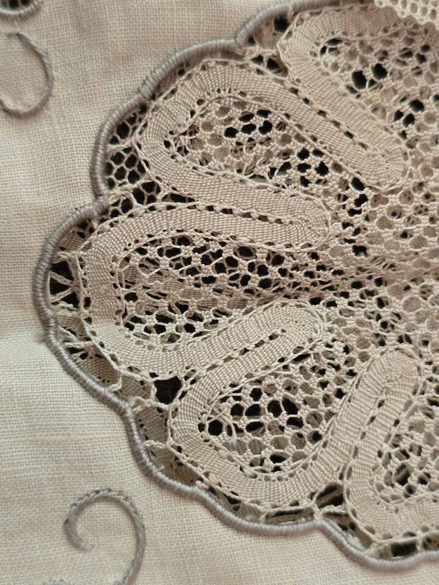 Tovaglia tonda e 6 tovaglioli degli anni '60 ricamati a mano con inserti a tombolo-photo-5