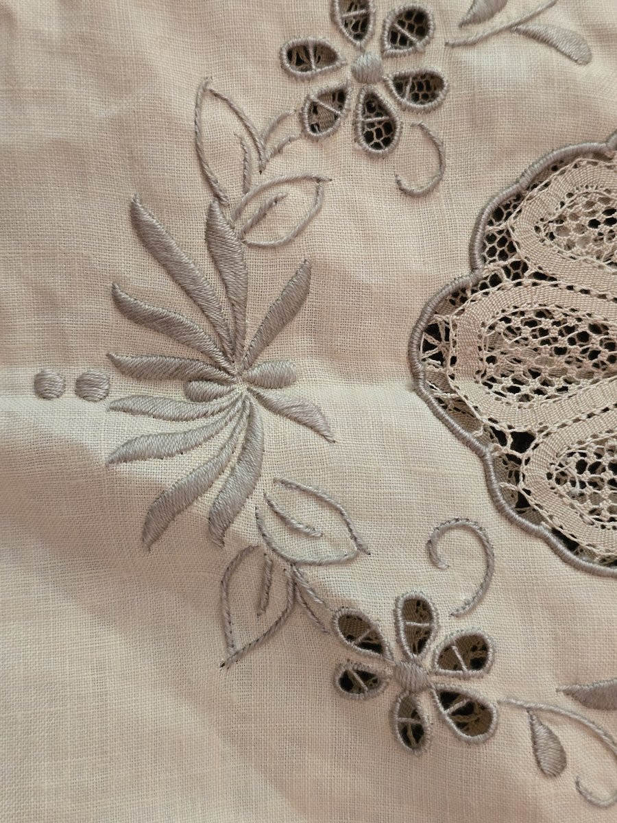 Tovaglia tonda e 6 tovaglioli degli anni '60 ricamati a mano con inserti a tombolo-photo-6